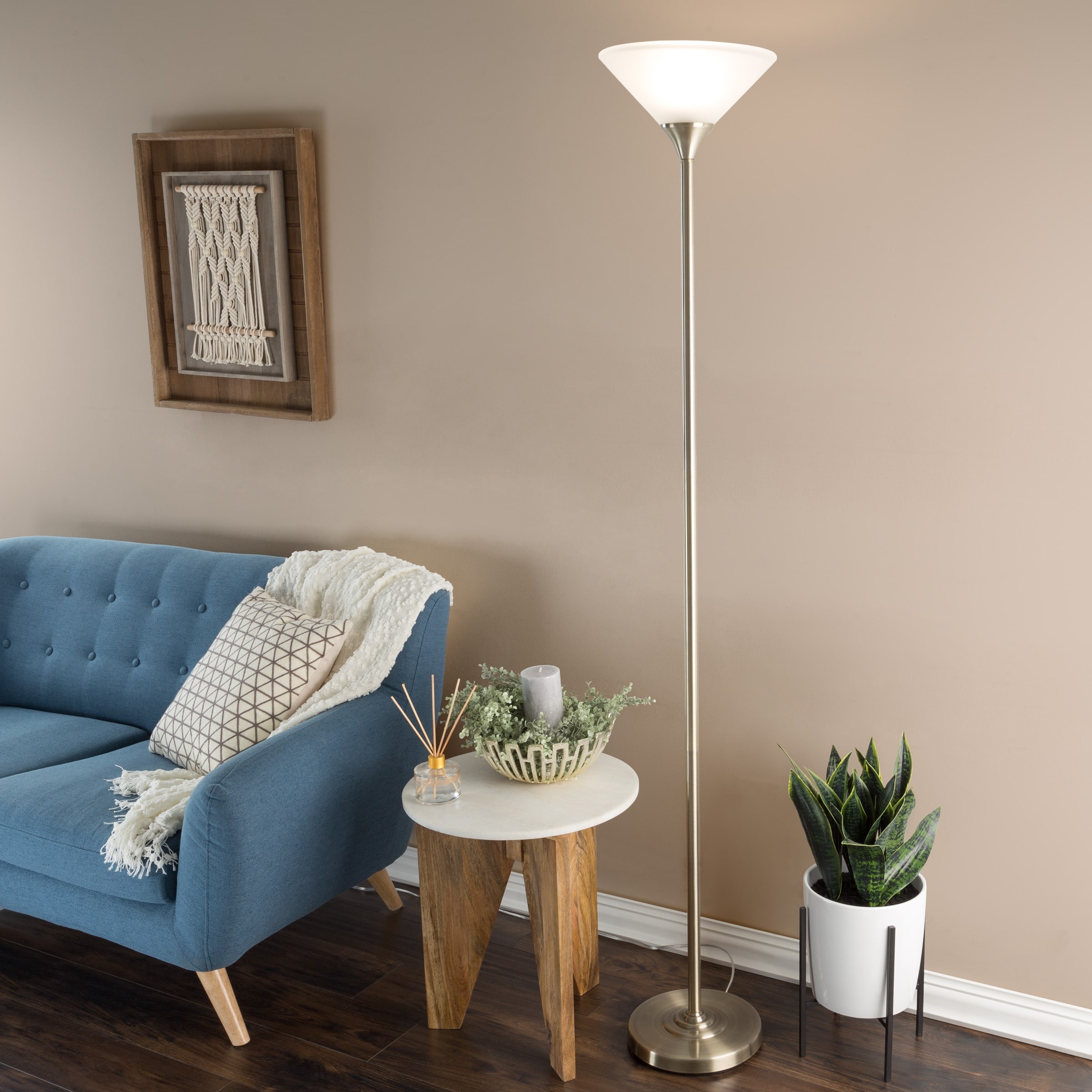 Sturdy outlet floor lamp