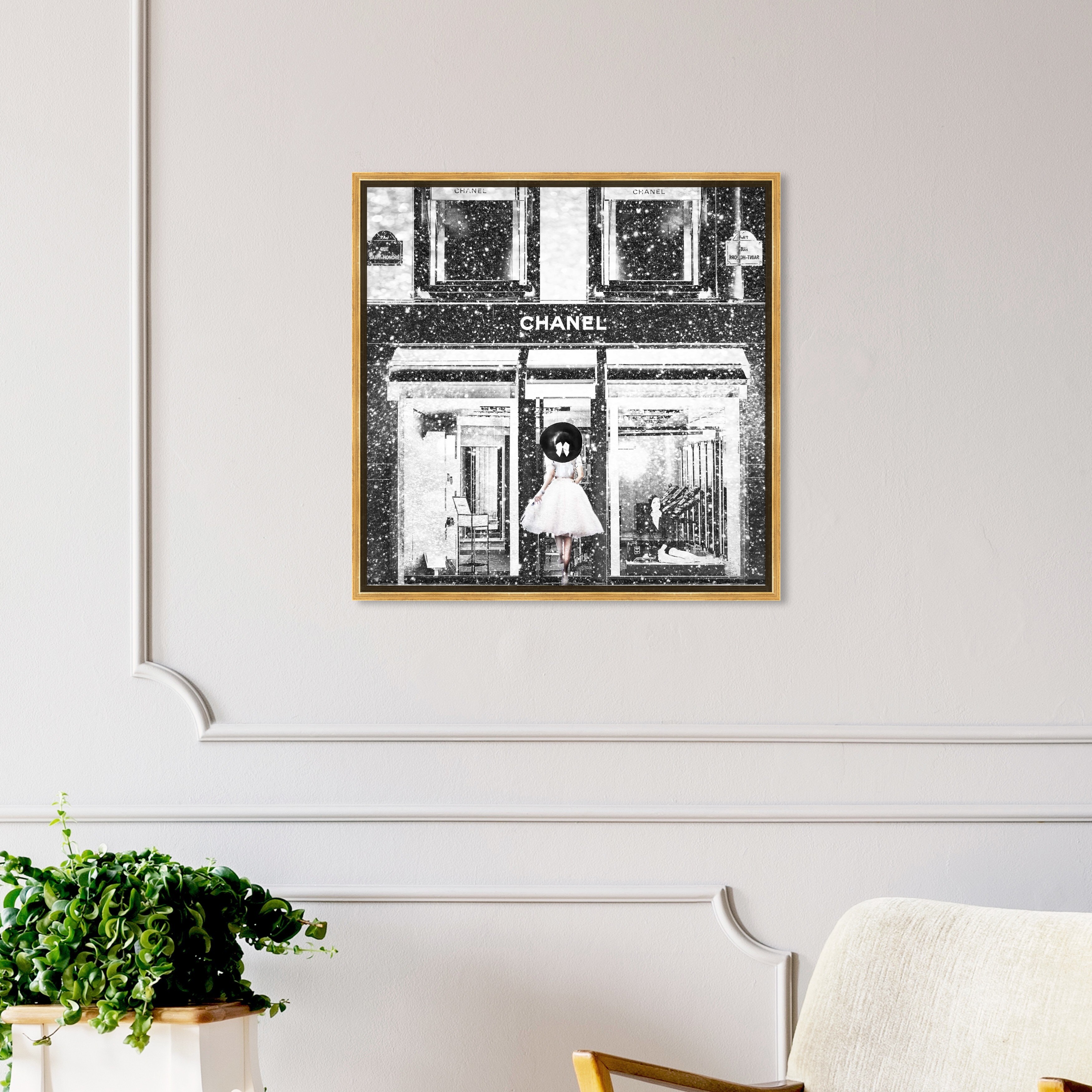 Oliver Gal Fashion and Glam Wall Art Framed Canvas Prints 'Queen