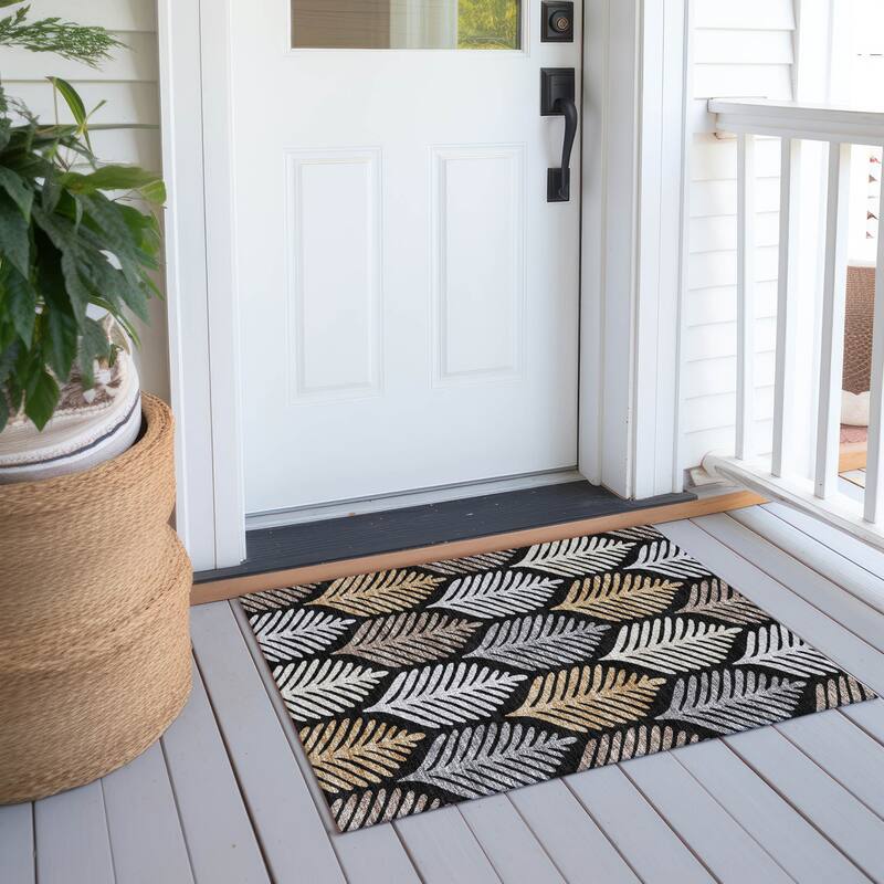 Machine Washable Indoor/ Outdoor Modern Fern Chantille Rug - Black - 1'8" x 2'6"