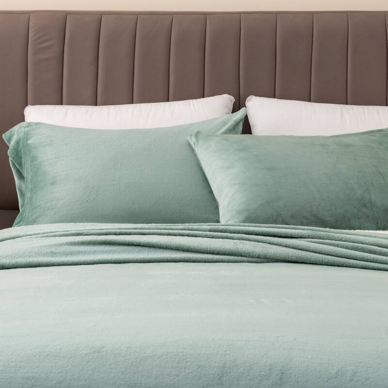 Great Bay Home Extra Soft Cozy Velvet Plush Solid Bed Sheet Set