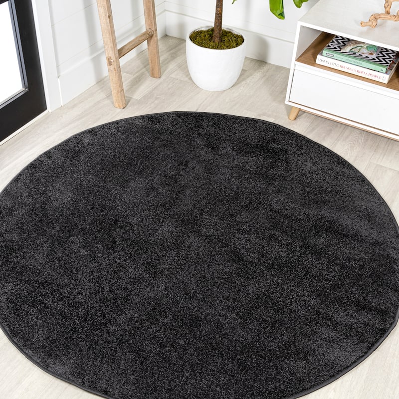 JONATHAN Y Tumbling Solid Low-Pile Area Rug - 6' Round - Black