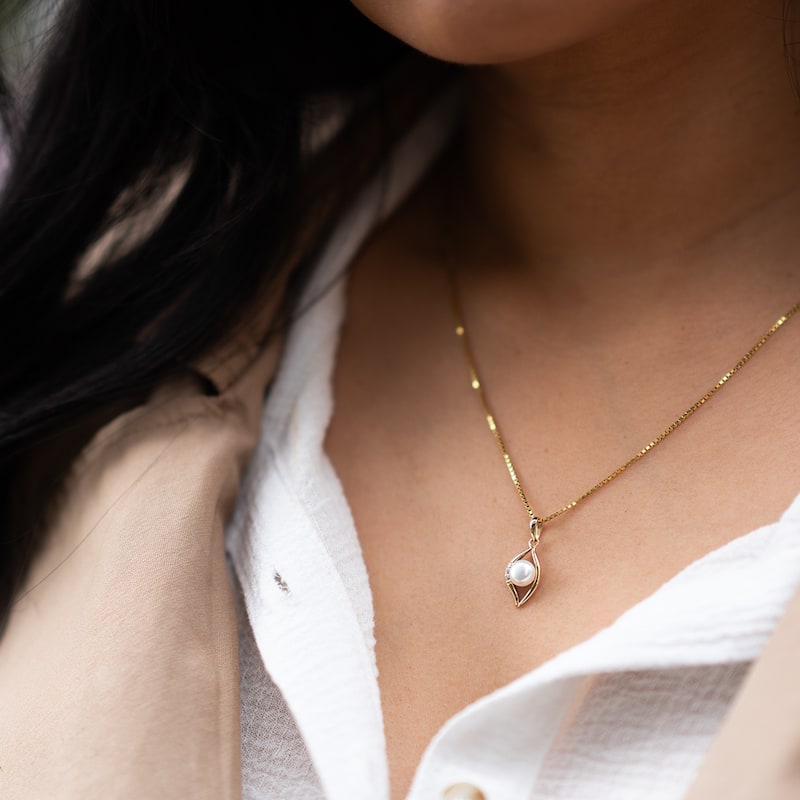 Oravo 14k Yellow Gold Freshwater Pearl Open Leaf Pendant Necklace