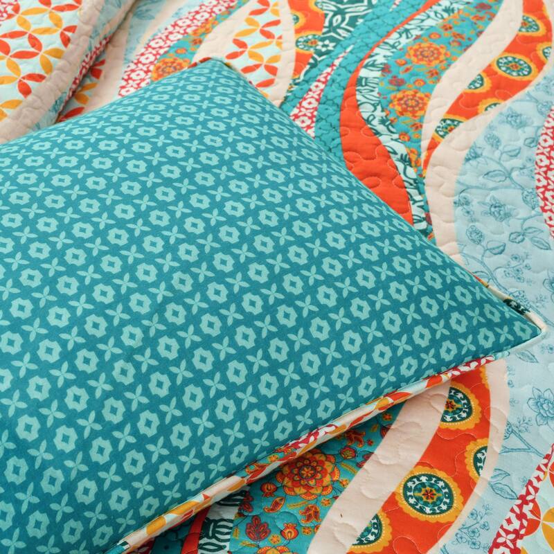 Lush Decor Hailey Watercolor Wave Reversible 3 Piece Cotton Quilt Set