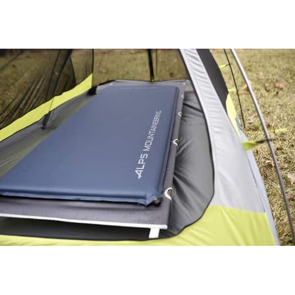 https://ak1.ostkcdn.com/images/products/is/images/direct/1fd42c98da86039a3e1692b0c2cdc76e8ed64110/Alps-Mountaineering-Lightweight-Series-Air-Pad-%28Long%29.jpg?impolicy=medium