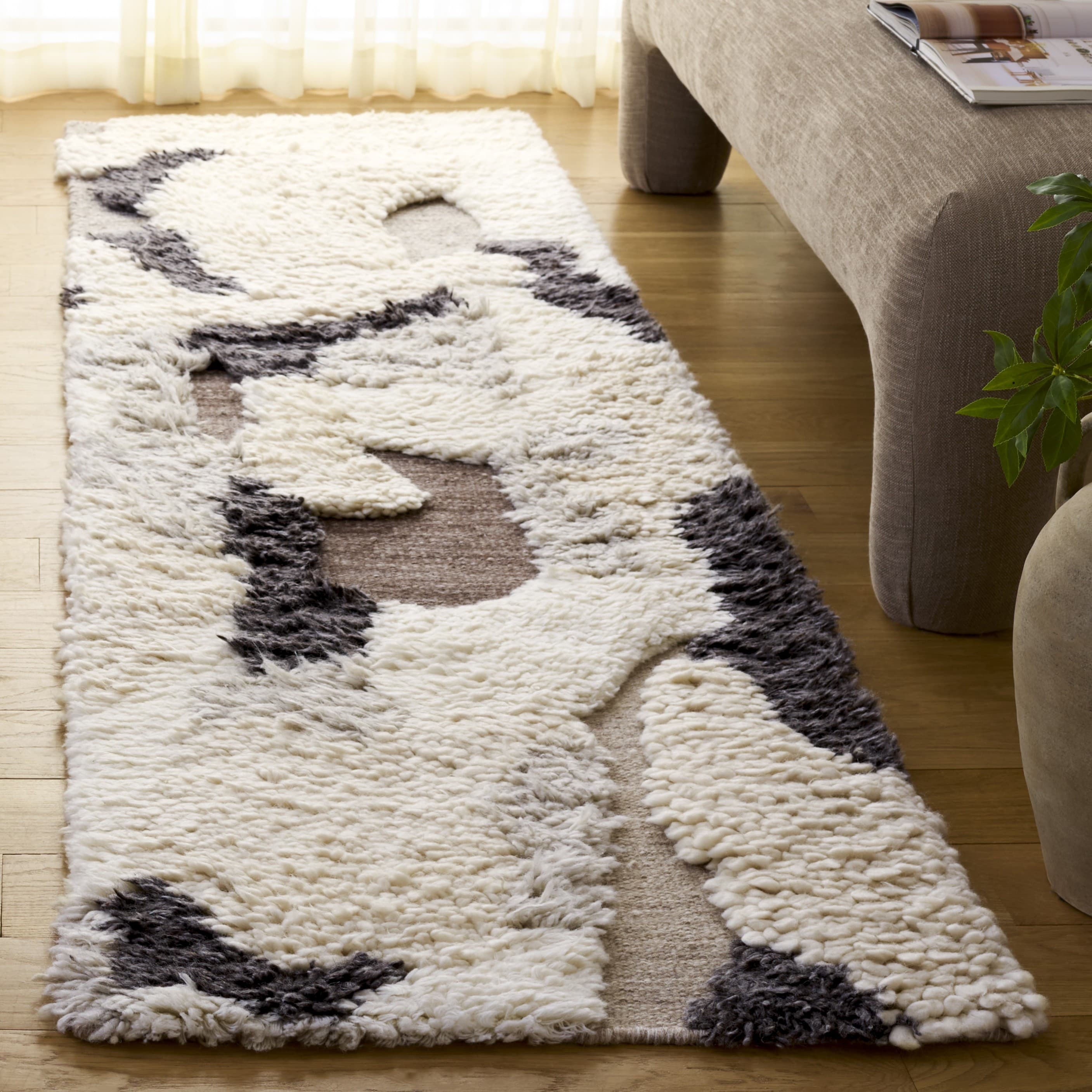 SAFAVIEH Handmade Casablanca Shag Fusako Wool High-Low Pile Rug