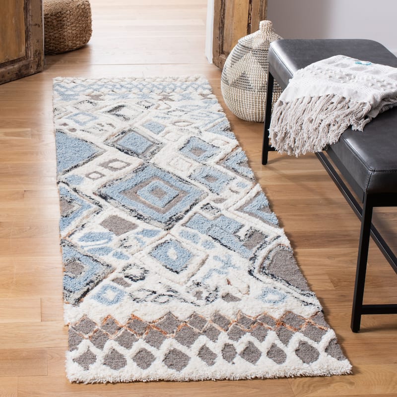 SAFAVIEH Handmade Casablanca Shag Grainne Tribal Wool Rug - 2'3" x 8' Runner - Beige/Navy