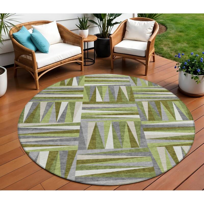 HomeRoots Geometric Transitional Rectangle Outdoor Rug - 8' Round