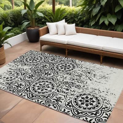 HomeRoots Medallion Transitional Rectangle Outdoor Rug