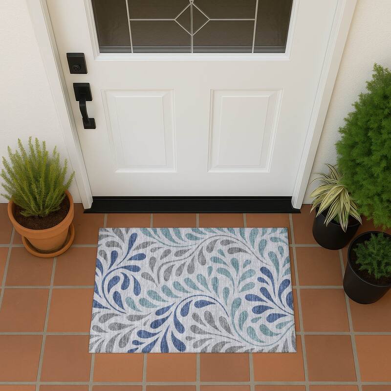 Machine Washable Indoor/ Outdoor Floral Arabesque Chantille Rug - Silver - 1'8" x 2'6"