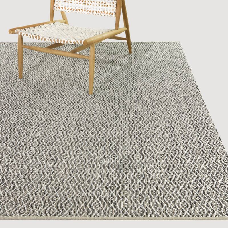 Calista Transitional Diamond Indoor/Outdoor Area Rug