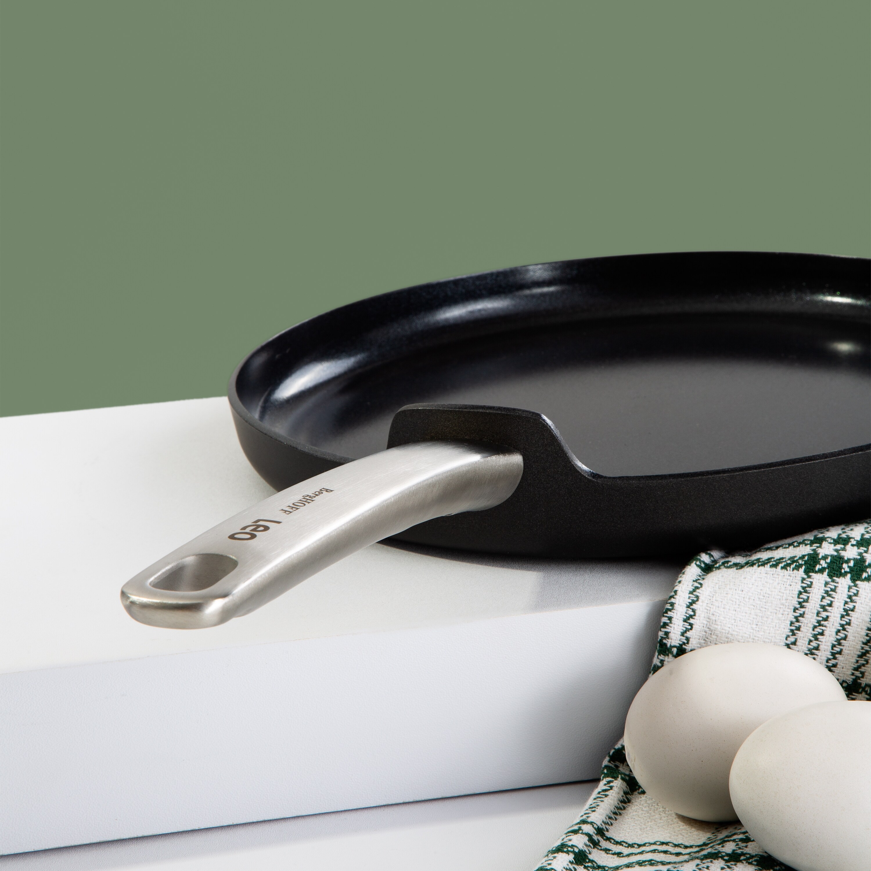 BergHOFF Balance Non-Stick Ceramic Frying Pan 9.5 and Nylon Turner Set, Recycled Material - Sage