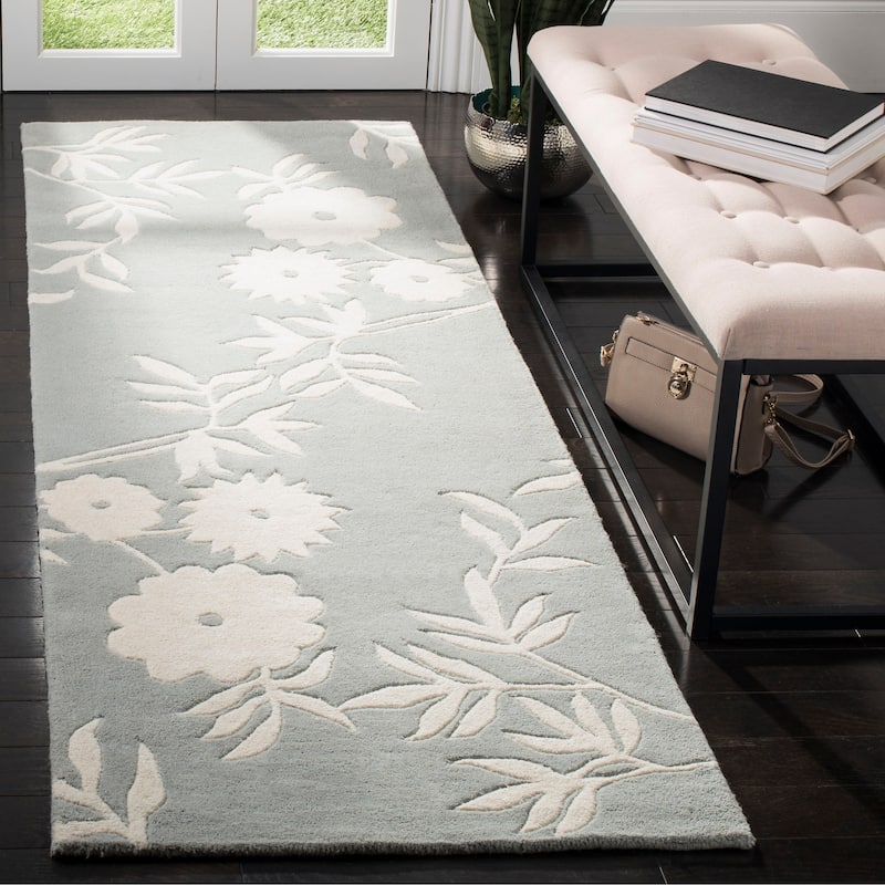 SAFAVIEH Handmade Soho Chelsey Floral N.Z. Wool Rug - 2'6" x 8' Runner - Grey/Ivory