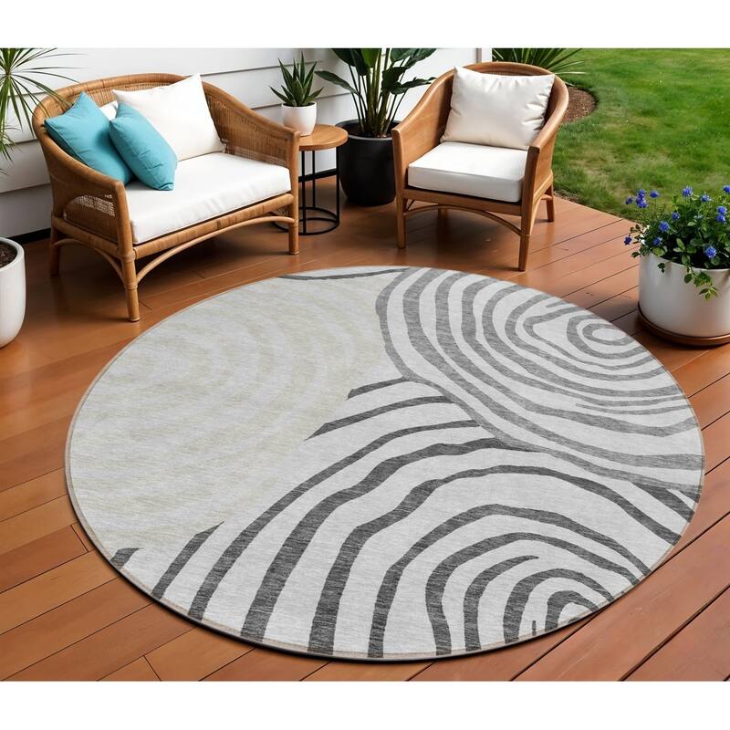 HomeRoots Abstract Transitional Rectangle Outdoor Rug - 8' Round