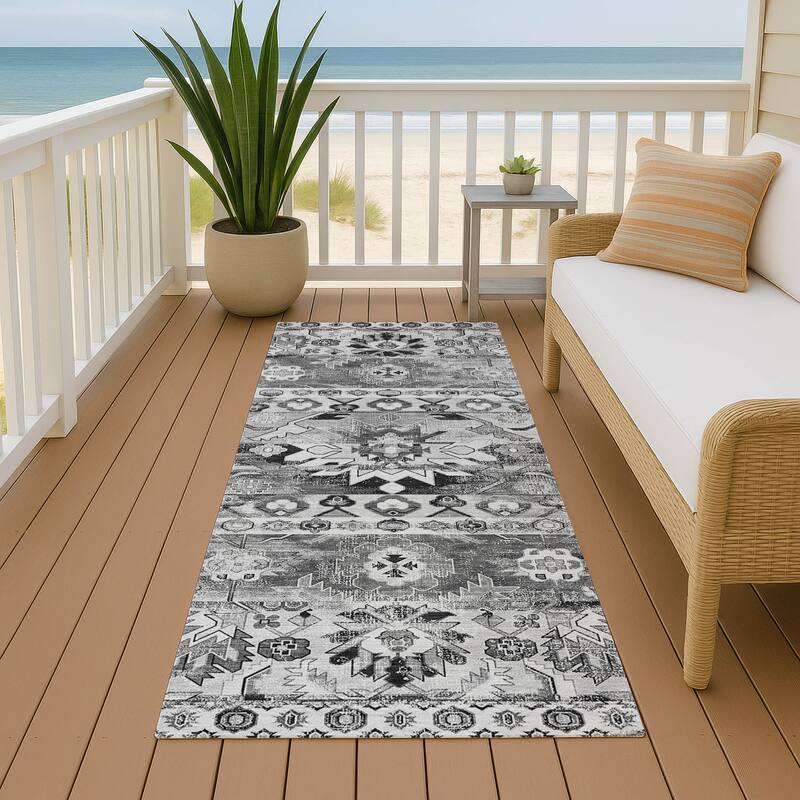 Machine Washable Indoor/ Outdoor Traditional Hudson Chantille Rug - Silver - 2'3" x 7'6"