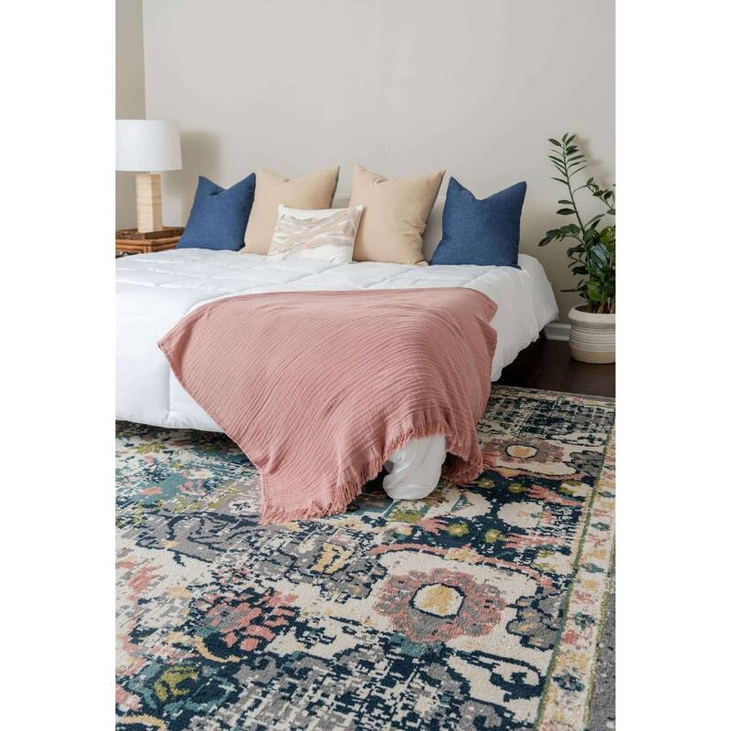 Contemporary Synnove Collection Area Rug - 4'x6' - Ivory