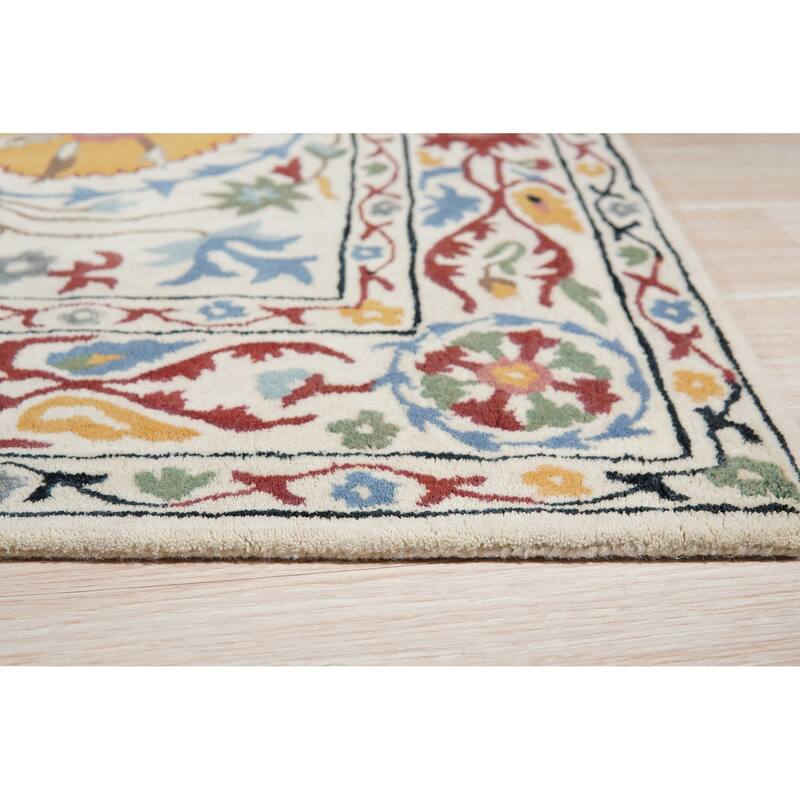 Hand-Tufted Wool Ivory Transitional Floral Rug - Timeless Elegance and Modern Charm