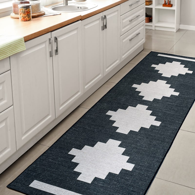 JONATHAN Y Luola Solid Low-Pile Machine Washable Area Rug