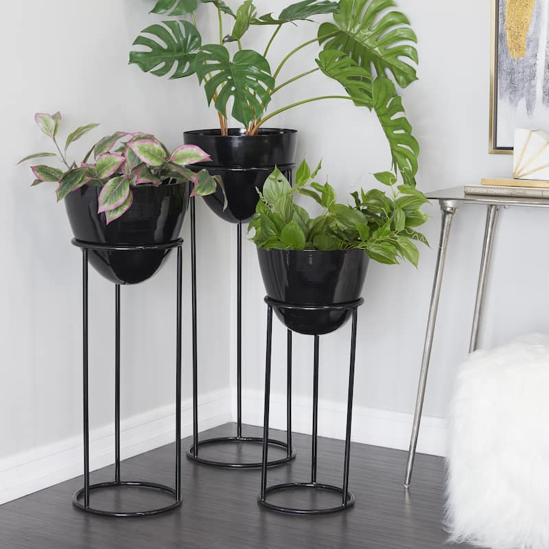 CosmoLiving by Cosmopolitan Black Metal Indoor Outdoor Planter with Removable Stand (Set of 3) - Black