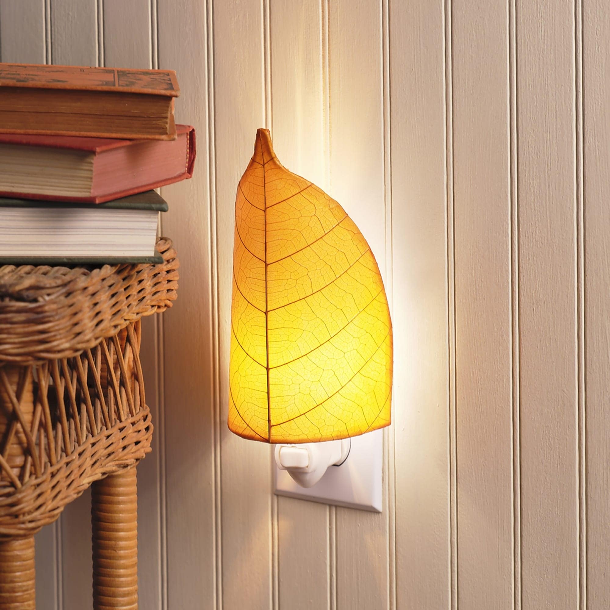 Eangee Handmade Leaf Nightlight, Cocoa Leaves Shade, 4 x 3 x 8 in. - 4 x 3 x 8