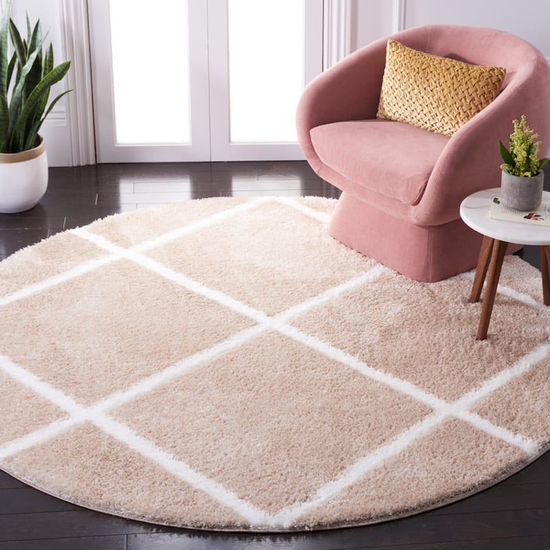 SAFAVIEH Tahoe Shag Emilia Trellis 1.2-inch Thick Rug - 6'7" Round - Beige/White