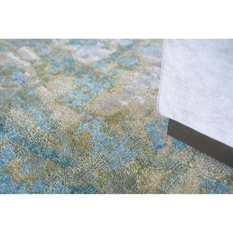 EXQUISITE RUGS Luxury Laureno Hand-knotted Bamboo Silk Ivory/Green Area Rug.