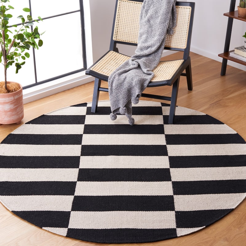 SAFAVIEH Handmade Montauk Heiddis Geometric Cotton Rug - 6' Round - Black/Ivory