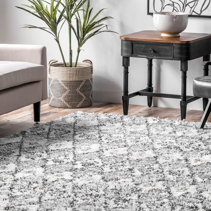 Nuloom Yani Soft & Cozy Diamond Shag Tassel Area Rug