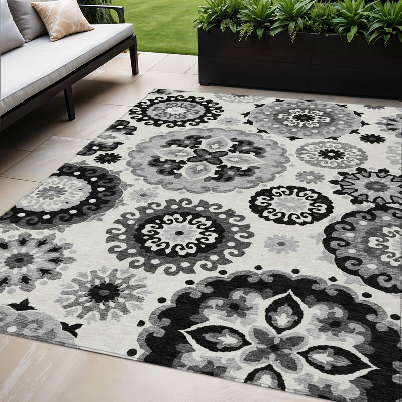 HomeRoots Floral Medallion Transitional Rectangle Outdoor Rug - 5' X 8'