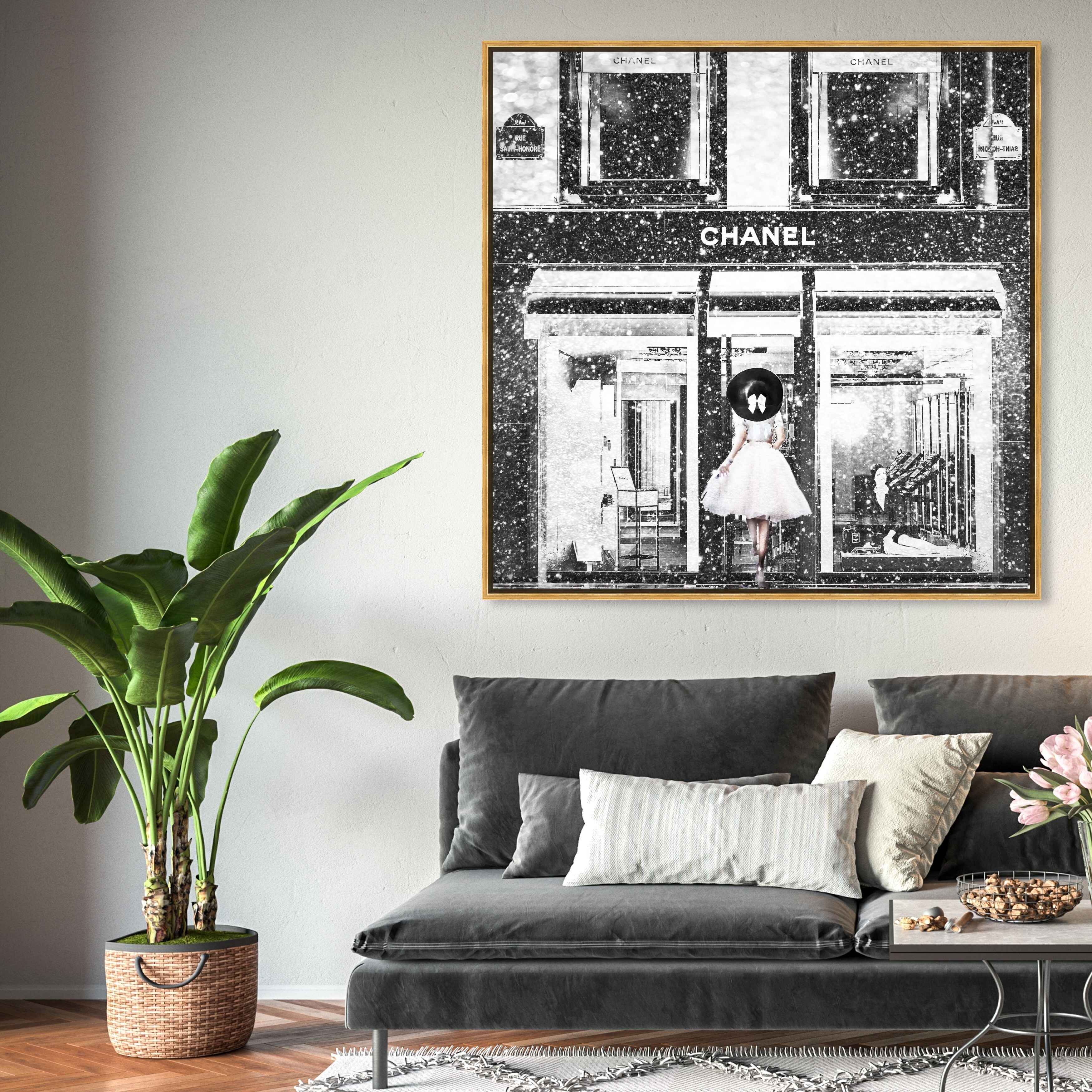 Oliver Gal Fashion and Glam Wall Art Framed Canvas Prints 'Queen
