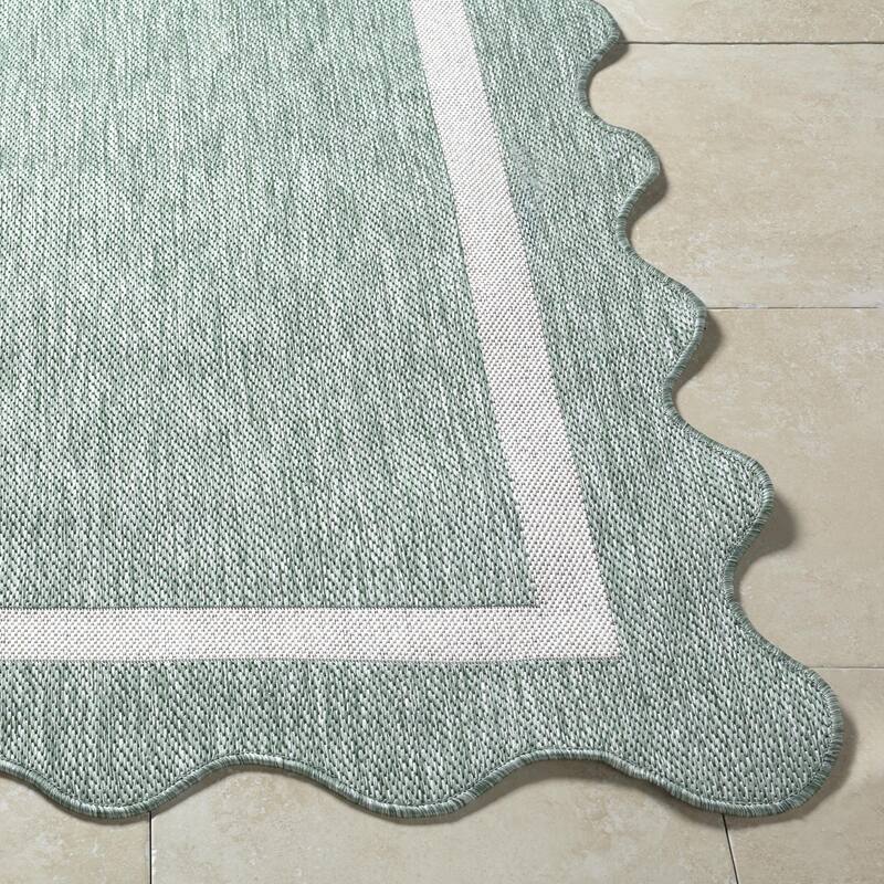 Livabliss Miami Beach Traditional Indoor / Outdoor Area Rug