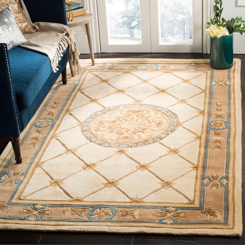 SAFAVIEH Handmade Naples Feryal Traditional Oriental Wool Rug - 4' x 6' - Ivory/Caramel