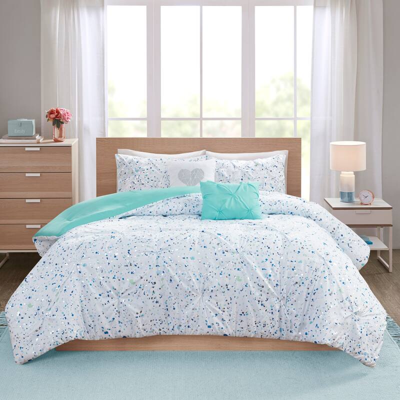 Intelligent Design Lara Metallic Printed and Pintucked Comforter