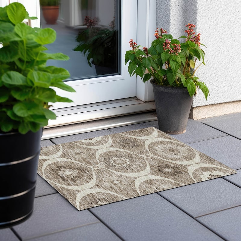 Machine Washable Indoor/ Outdoor Chantille Floral Geo Rug - Taupe - 1'8" x 2'6"