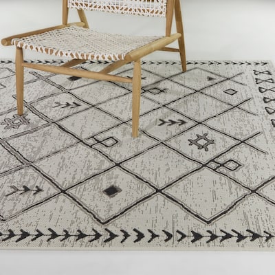 Dorantes Diamond Trellis Indoor/Outdoor Area Rug