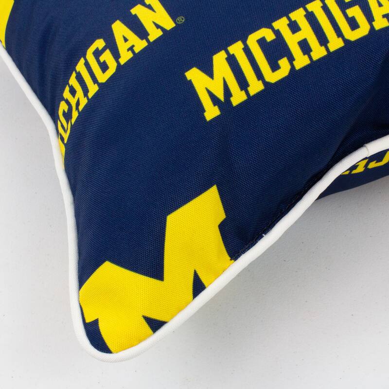 Michigan Wolverines Indoor / Outdoor Decorative Pillow Pair - (2) 16" x 16" Pillows