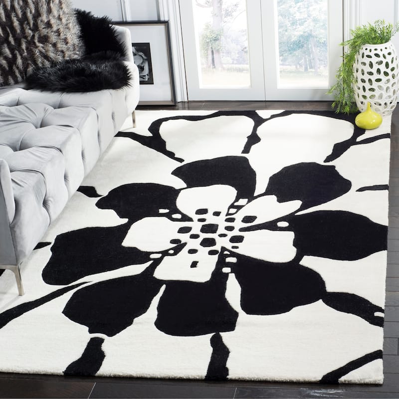 SAFAVIEH Handmade Soho Caitlyn Floral N.Z. Wool Rug - 7'6" x 9'6" - Black/White