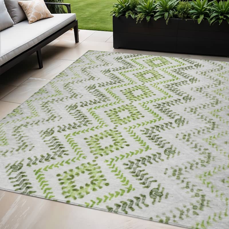 HomeRoots Geometric Transitional Rectangle Outdoor Rug - 5' X 8'