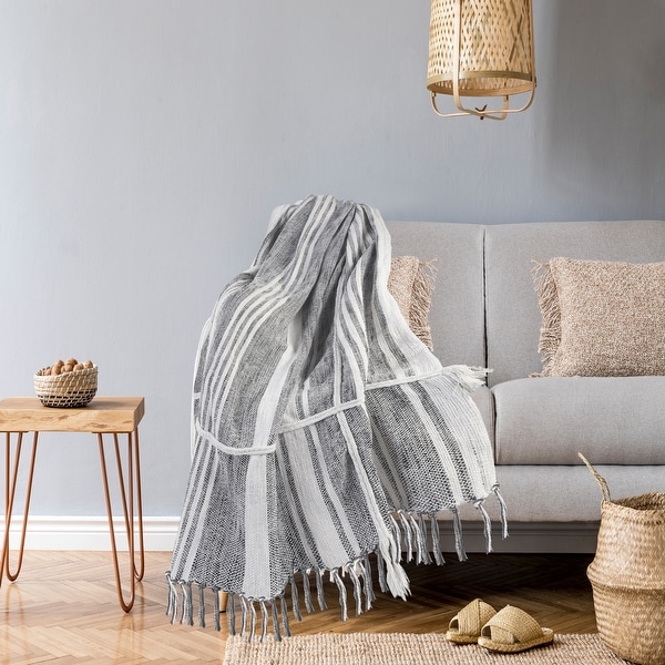 What is the typical size of a throw 2025 blanket