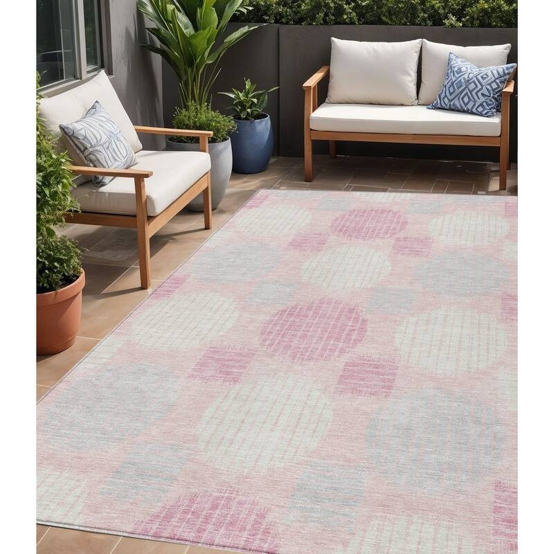 HomeRoots Geometric Transitional Rectangle Outdoor Rug - 5' X 8'