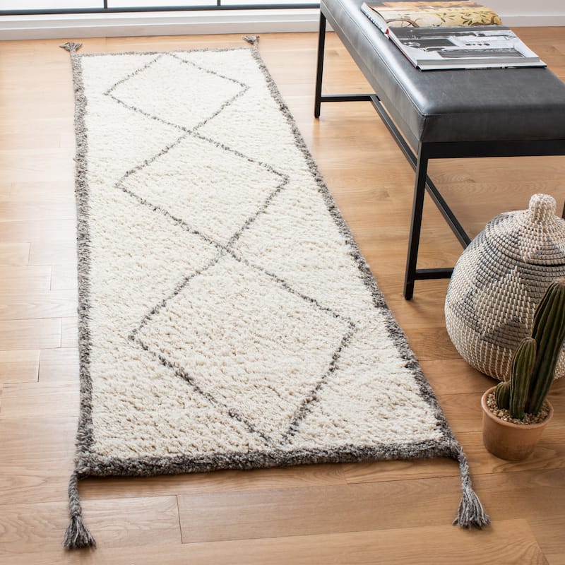 SAFAVIEH Handmade Casablanca Shag Oonagh Tribal Wool Rug - 2'6" x 6' Runner - Ivory/Charcoal