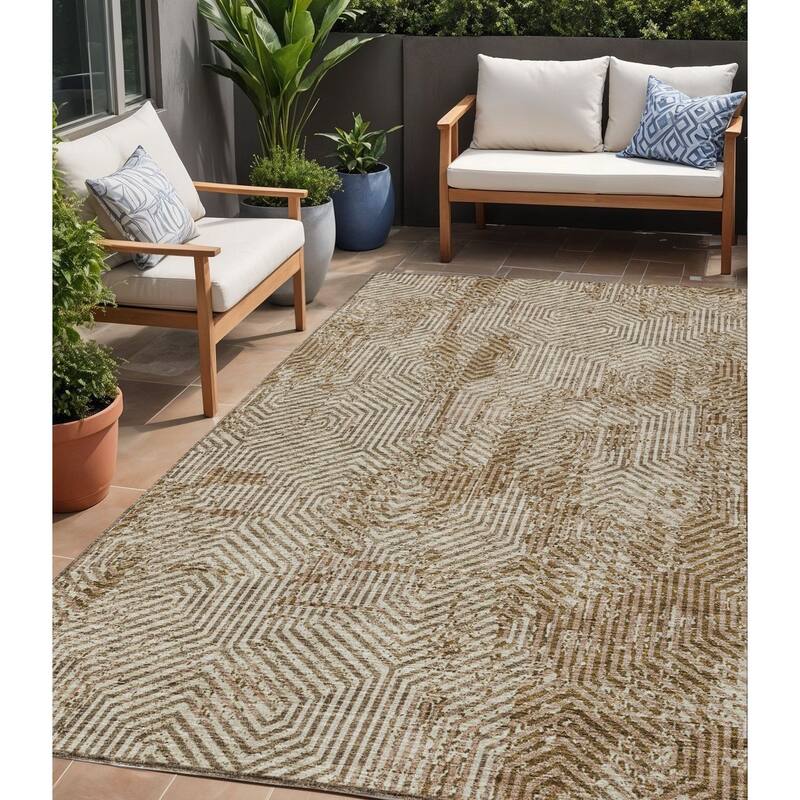 HomeRoots Geometric Transitional Rectangle Outdoor Rug - 5' X 8'