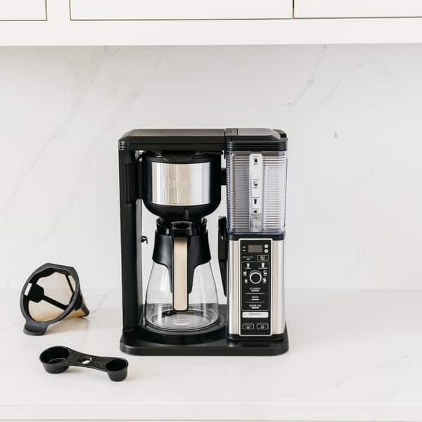 https://ak1.ostkcdn.com/images/products/is/images/direct/2375e7a3ab87cbd1e09b5b3a128d90930ad28dab/Ninja-Specialty-Coffee-Maker-with-Glass-Garage.jpg?impolicy=medium