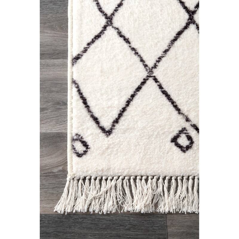 Nuloom Ivory Contemporary Cabin Diamond Moroccan Tassel Area Rug