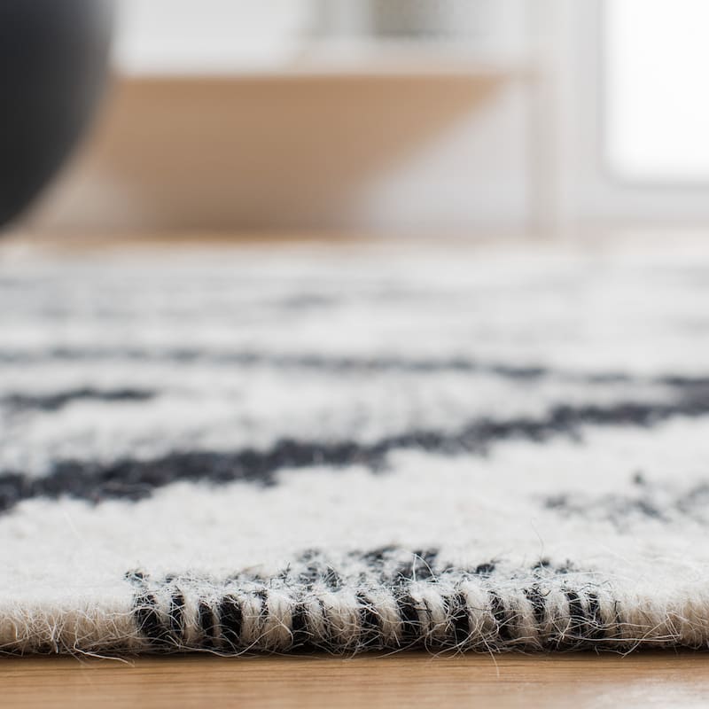 SAFAVIEH Handmade Kilim Luzi Moroccan Boho Wool Fringe Rug