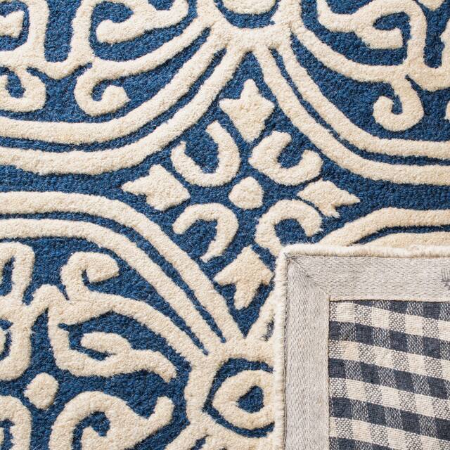 SAFAVIEH Handmade Cambridge Myrtis Moroccan Wool Rug