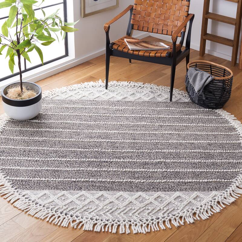 SAFAVIEH Handmade Vermont Stephenie Boho Wool Fringe Rug - 6' Round - Black/Ivory