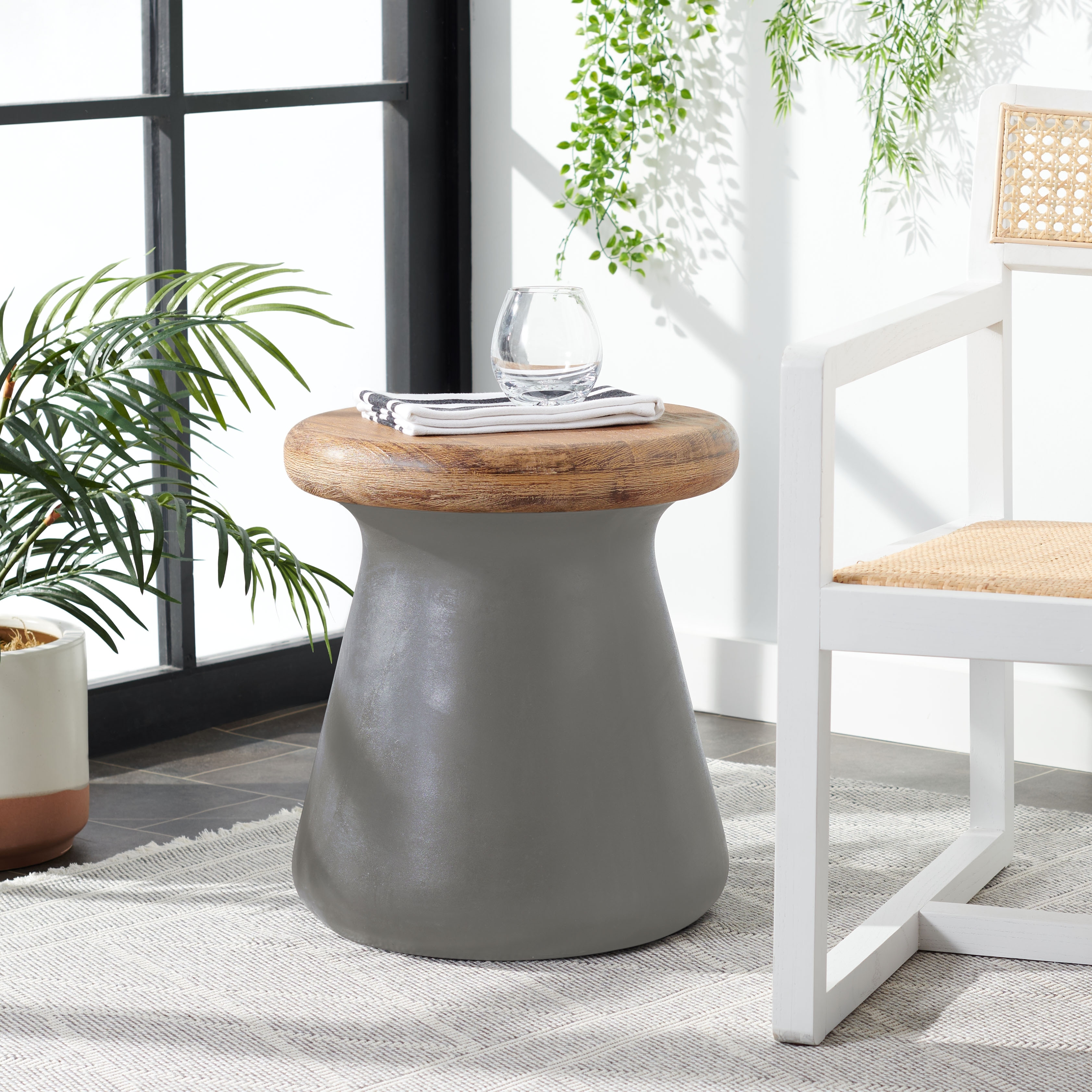 SAFAVIEH Muriele Concrete Indoor/ Outdoor Accent Table (Dark Grey) - 16.5" x 16.5" x 18.1" - 17Wx17Dx18H