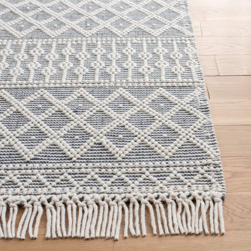 SAFAVIEH Handmade Natura Velitchka Wool Fringe Rug