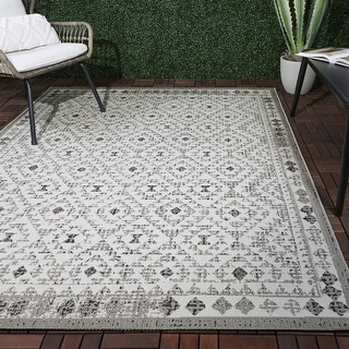 Geometric Pattern Indoor/ Outdoor Area Rug - Bed Bath & Beyond - 20607253