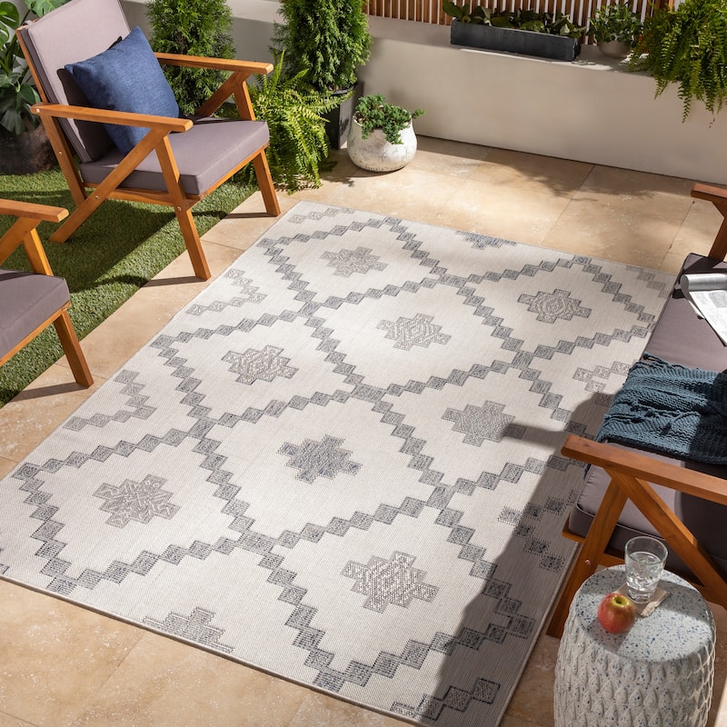 Livabliss Ailama Indoor/ Outdoor Diamond Trellis Area Rug - 5'3" x 7' - Grey